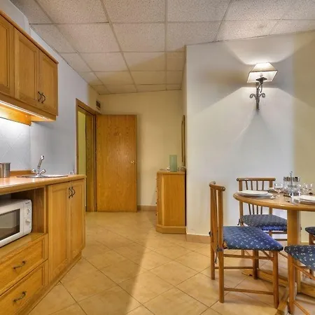 ケネディ ノヴァ 4* グジラ